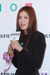 组图：乐基儿现身揭幕礼 黑色大透背装抢镜