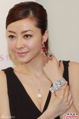 组图：熊黛林活动低胸爆乳 否认恋同性密友