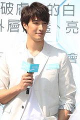 高清组图：锦荣出席商业活动 坦言常运动保养皮肤