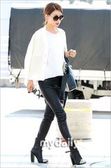 组图：韩星韩智慧裴斗娜飞往法国参加时装秀