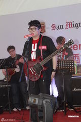 组图：苏打绿为啤酒节献唱 青峰现场掀高潮