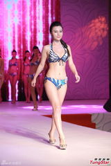 组图：亚姐大中华赛区泳衣秀 爆乳美腿一览无余