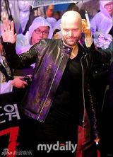 组图：布拉德-皮特韩国宣传新片 长发造型微胖