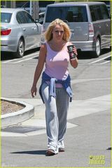 组图：布兰妮穿破洞装素颜出行 男友恩爱相随