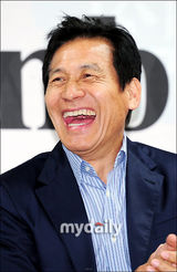 组图：安圣基主演韩国新片《断箭》釜山记者会