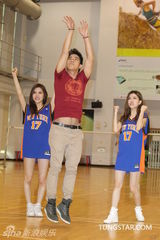 组图：By2欢度20岁生日 柯有伦现身送比基尼