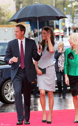 组图：威廉夫妇亮相首映礼 王子为凯特撑伞秀甜蜜