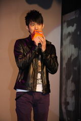 幻灯：吴建飞携三“天使”亮相 谈新片《澳门往事》