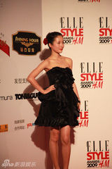 幻灯组图：江一燕派对连轴转 扮完“卡门”变女神