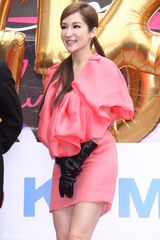 组图：萧亚轩寒风中短裙做代言 自曝初恋对象