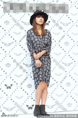 组图：李孝利印花连衣裙亮相 头戴礼帽时尚优雅