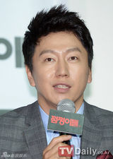 组图：李帝勋金秀路等出席韩片《占卜师们》发布会