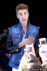 组图：比伯当街献唱谢歌迷 小天王自恋摸发