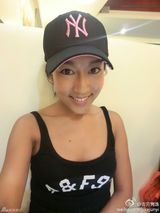 组图：吉克隽逸微博晒性感时尚生活照