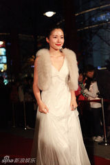 幻灯组图：江一燕派对连轴转 扮完“卡门”变女神