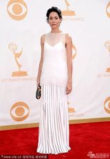 组图：《纸牌屋》女星何家蓓亮相艾美红毯