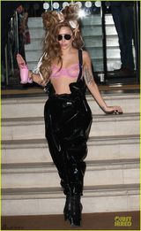 组图：Lady Gaga透明粉红bra出行 粉丝献吻