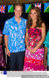 组图：威廉夫妇穿民族装 凯特桃红色裹胸裙风情万种