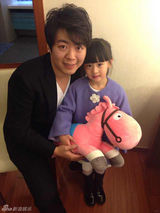 组图：吴仪捧场郎朗音乐会 可爱Cindy紫裙献花