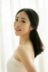 组图：刘奕丹白衫性感写真 香肩微露秀曼妙曲线