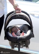 组图：希拉里-达芙携子游玩 手提玩具马开心大笑