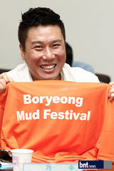 组图：裴涩琪等出席第15届保宁泥浆节活动