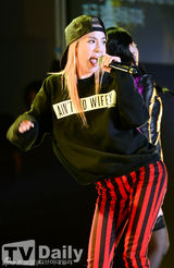 组图：韩女团2NE1出席活动激情放歌舞动青春