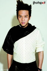 高清组图：邓超“阿童木”造型登杂志封面