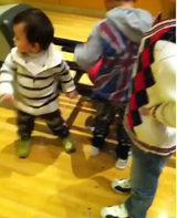 组图：张柏芝两子兄弟友爱 Qunitus陪Lucas打保龄球