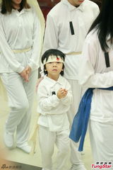 温碧霞母亲出殡双手合十 披麻戴孝神情落寞(图)