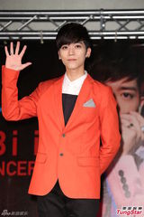 组图：Bii演唱会将与母相聚 撇整形自嘲有雀斑