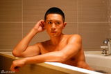 组图：郑晓东浴室写真曝光 大秀古铜性感身材