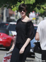 组图：安妮-海瑟薇露香肩购物 墨镜遮脸星范足