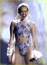 组图：麦莉紧身三角裤献唱 奋力嘶吼表情狰狞