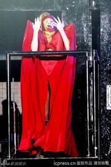 组图：Lady Gaga演唱会口味重 血腥骷髅手玩自摸