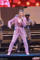 组图：曾志伟薛家燕扮肥姐 郑欣宜隔空寄思念