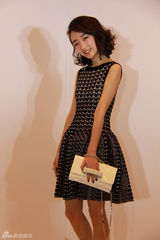 组图：周冬雨黑白伞裙与张曼玉竞艳甜美可人