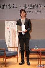 组图：陈柏霖黑色西装现身 脚穿雨靴造型混搭