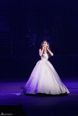 组图：张靓颖光影礼服幸福合唱献集体婚礼