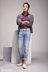 幻灯图：张桐亮色春装简约明快 时尚搭配搏出位