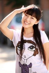 组图：张佳宁拍摄清纯写真 青涩笑容秀率真甜美