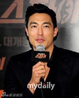 组图：韩片《间谍》媒体首映 韩艺丽深V秀性感