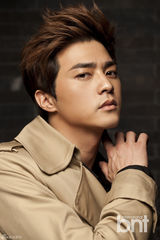 高清图：韩星金智勋拍写真 微露胸肌展致命诱惑