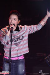 组图：萧敬腾穿休闲装为运动品牌开唱