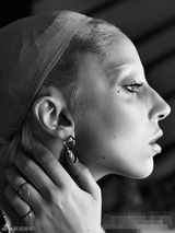 组图：Gaga拍另类黑白写真 边比剪刀手边流泪
