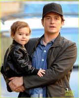 组图：奥兰多布鲁姆携妻抱爱子街头悠闲散步