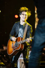 组图：汪峰成都激情开唱 歌迷起哄喊章子怡