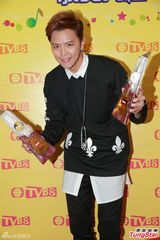 组图：金曲榜颁奖星光黯淡 张敬轩献主持处女秀