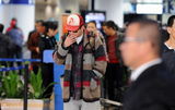 组图：张默与神秘女回京 出机场抽烟解乏