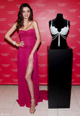 高清组图：米兰达-可儿性感亮相 粉红礼服娇艳